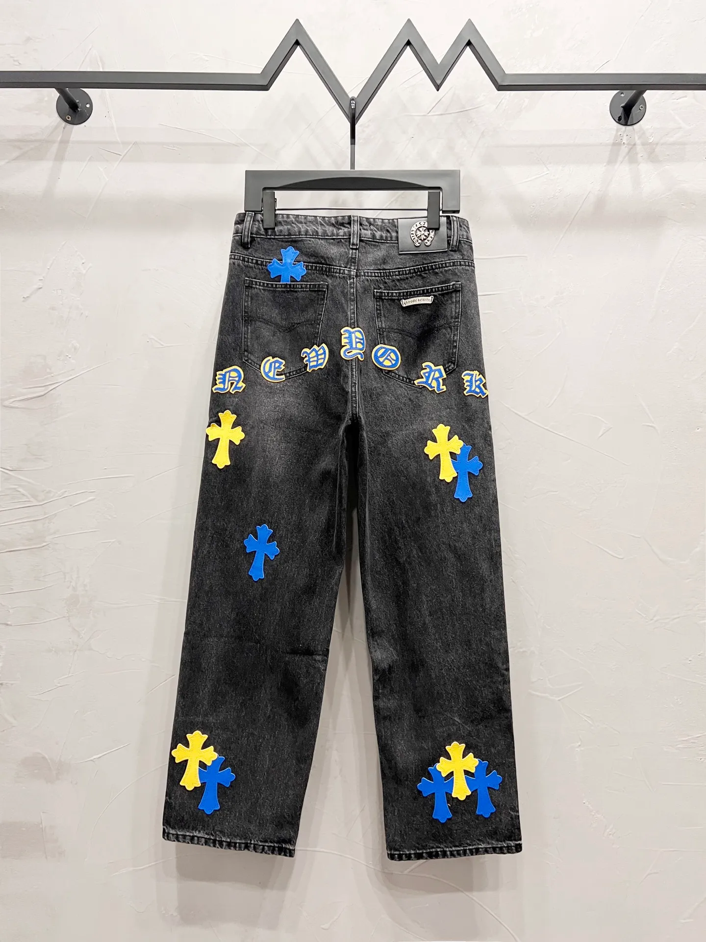 P240 Style number: [M937] Chrome hearts & Chrome hearts 25ss blue and yellow leather black trousers cross patch leather jeans CH Chrome hearts double knee cross patch leather bo1 version logging pants straight working pants B136 Chrome hearts cross Sanskrit overalls Counter price 24W level, patchwork cross flower embellishment, high waist washed jeans! ! Absolutely high-end luxury products, 1.9W level god-level single products, super popular products, made by top heavy industry, not to be missed. About Zangyin, this is an extremely luxurious fashion brand, which can also be called the nobles of the high street. It has always been an exclusive brand of some hipsters or rich second generation. Compared with ordinary high streets, it is more luxurious and noble. Compared with luxury brands, it has a more fashionable personality and has always been a brand that I have a special liking for. Imported yarn is custom-woven into a high-density twill canvas. While ensuring a stiff silhouette, the fabric feels very delicate. It follows the B01 classic silhouette. The upper body is crisp and stylish. The ready-made garments are stone-ground and fermented and can be matched with any style. Buttons and zinc brushing are washed with genuine YKK retro metal products. Double-layered canvas on the front. Perfect details. All hardware is perfect. Size: 30-32-34-36 Color: blue-yellow leather and black pants.